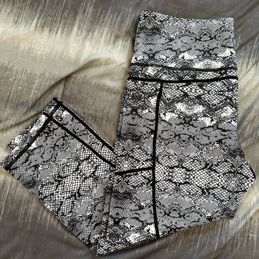 ZYIA Snakeskin Print Capri Leggings